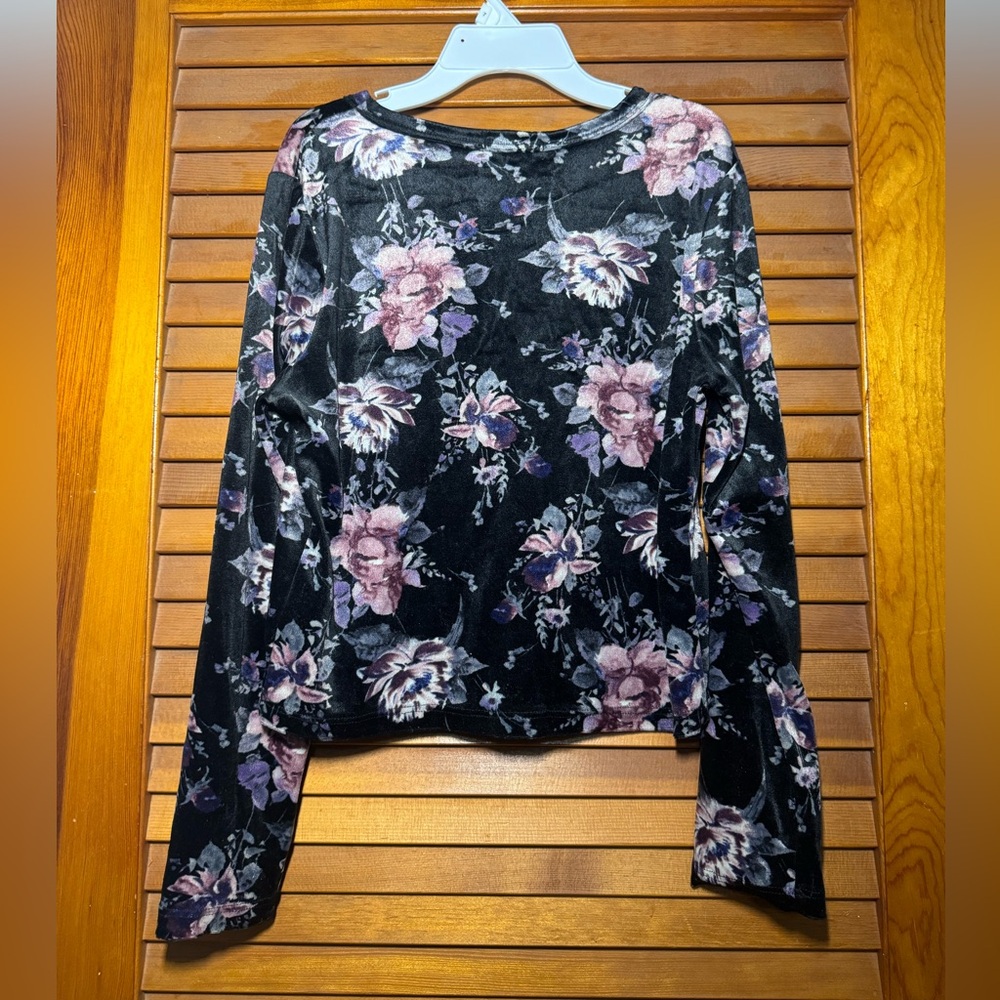 Long sleeve shirt.